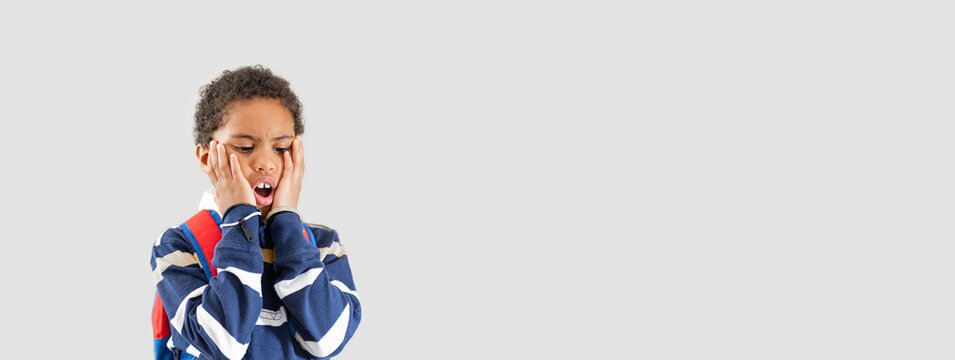 banner di un giovane ragazzo adolescente molato indossa lo zaino e sorpreso di vedere una cosa