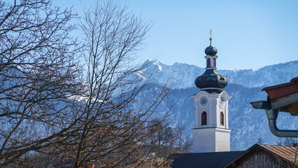 Glockenturm der Kirche von Oberaudorf