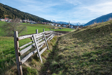 Fototapeta na wymiar Landschaft mit Holzzaun in Patsch bei Innsbruck