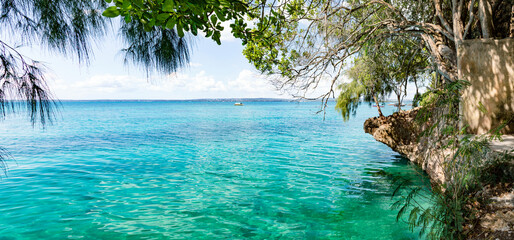 Sansibar, Prison Island an der K&uuml;ste der Insel im Indischen Ozean. Am Ende des Gef&auml;ngnis mit Blick auf Sansibar, Panorama.