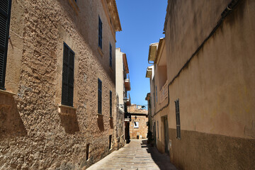 Gasse in der Altstadt von Alcudia auf Mallorca
