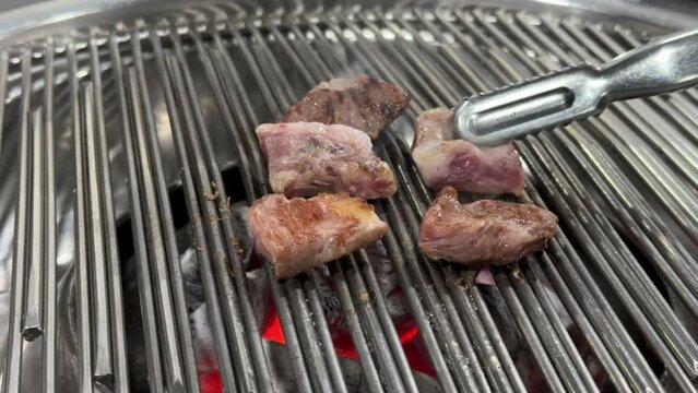 돼지고기 특수부위를 숯불에 굽는 한국식 바베큐 요리