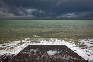 Ponton sur la plage de Mer les bain dans le Pas de Calais, en France