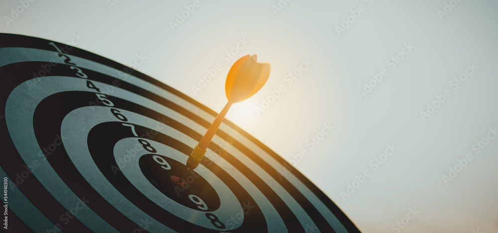 Aufkleber business marketing target strategy as concept. red dart arrow hitting in the target center of dartbo