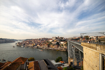 Vista de la ciudad de Oporto. Portugal. Desde un mirador hacia la desembocadura del río Duero.