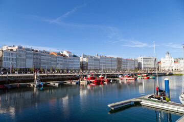 Vista de las famosas galerías (balcones cerrados) de la Avenida de la Marina. A Coruña, Galicia,...