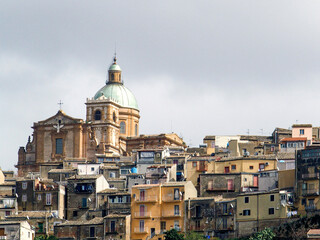 Vista de la ciudad Piazza Armerina, en la que destaca su hermosa catedral. Sicilia, Italia.