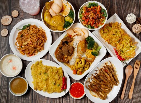 Curry Chicken Rice, Fried tempeh, chow mein, Noodles, Fried Turtledove, Padang Beef, vegetable cake, duck tongue, juice soda with chilli sauce served in dish isolated on table side view of taiwan food