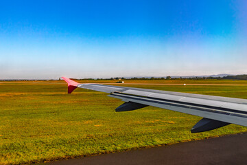 Aile d'avion au d&eacute;collage