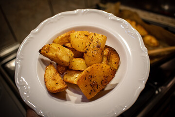 Pieczone ziemniaki na obiad, kolacje. Kartofle. Solanum tuberosum L.  - obrazy, fototapety, plakaty