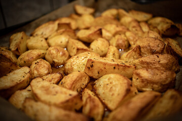 Pieczone ziemniaki na obiad, kolacje. Kartofle. Solanum tuberosum L.  - obrazy, fototapety, plakaty