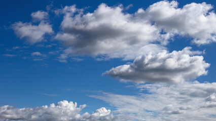 Obraz premium a beautiful blue sky day with white clouds as background