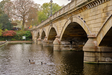 Fototapeta premium London, UK - 22 October 2022. View of Serpentine Lake and Bridge in Hyde Park in the autumn.