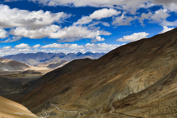 Pangong Tso to Tso Moriri route diverges from Chusul and leads to Kaksang La, Horala, and Mahe.
Kaksang La is a high mountain pass at an elevation of 5.436m (17834ft) above the sea level.