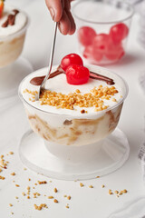 postre tres leches en una copa de plastico