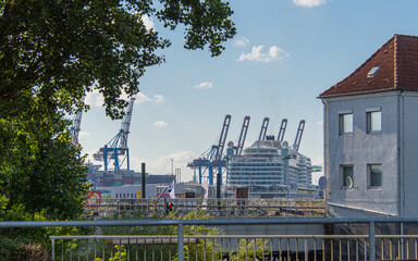 Ein Kreuzfahrtschiff im Hafen Hamburg Steinwerder