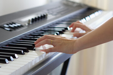 電子ピアノを弾く女性の手元 - obrazy, fototapety, plakaty