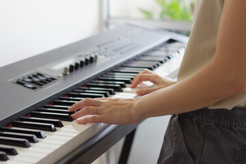 電子ピアノを弾く女性