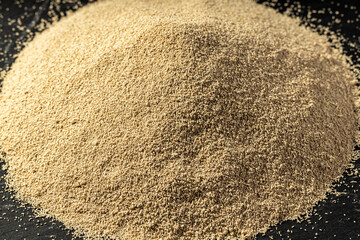 Dry yeast heaped with a slide