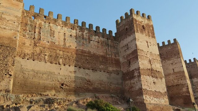 Torreones y muralla almenada del antiguo castillo medieval de origen musulm&aacute;n de Burgalimar en la villa de Ba&ntilde;os de la Encina, Espa&ntilde;a