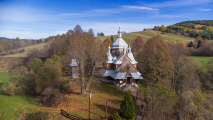 Lotnicze zdjęcie cerkwi w Bieszczadach jesienią.