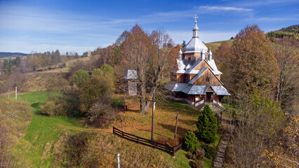Lotnicze zdjęcie cerkwi w Bieszczadach jesienią. © tafel