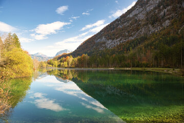 Fototapeta na wymiar bluntau See im Herbst unter blau Himmel und Spiegelung Berg im See