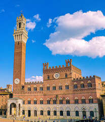 Fototapeta na wymiar View of public square , Palazzo Pubblico , in Siena, Italy
