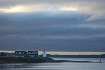 Obraz premium St. Andrews, New Brunswick, Canada: An early morning view of the St. Andrews - Pendlebury - Lighthouse, 1833, on the Bay of Fundy. It is the oldest remaining mainland lighthouse in New Brunswick.
