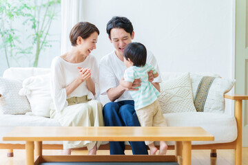 男の子を抱っこするお父さん