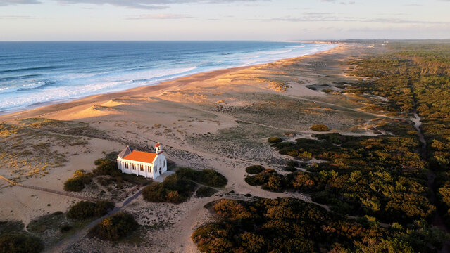 chapelle sur la plage au coucher de soleil