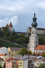 Fototapeta na wymiar The Burghausen in the old town with its colored houses and the church
