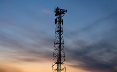Maszt z antenami, nadajnikami kom&oacute;rkowymi
