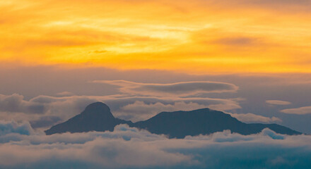Montaña entre las nubes