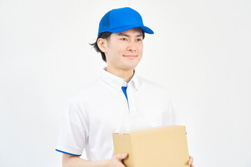 段ボール箱を持つ宅配業者の男性のポートレート　白背景
