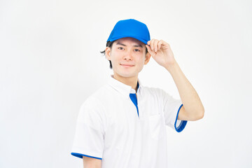 引越し業者の男性のポートレート　白背景　カメラ目線