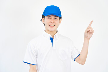 右を指差す引越し業者の男性　白背景