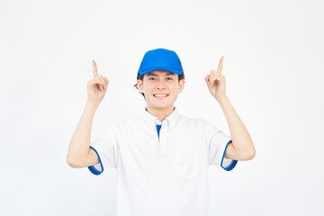 上を指差す引越し業者の男性　白背景