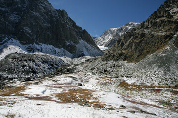 Obraz na płótnie Canvas Snowy mountain gorge, rocky slopes