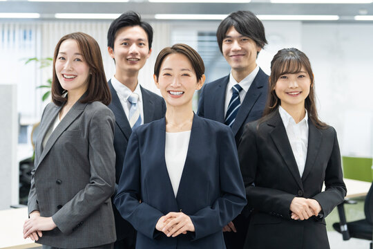 スーツを着た日本人男女