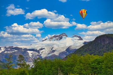 ナウエル・ウアピ国立公園の黒い氷河