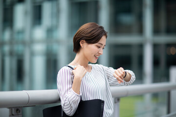 時計を見るビジネスウーマン