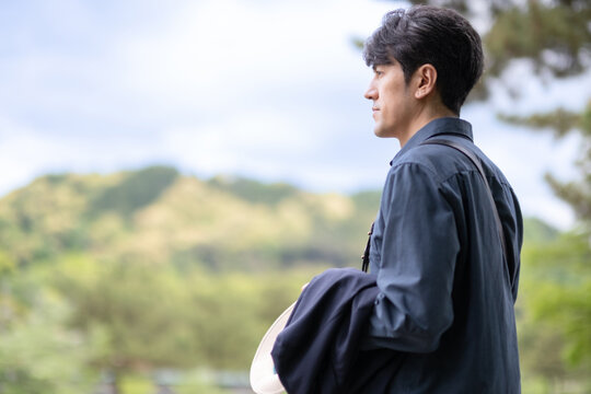 観光する男性
