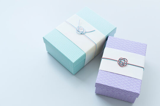 水引の飾りが付いた２つのギフトボックス