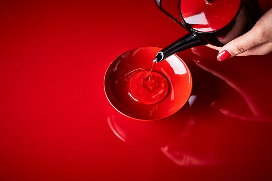 赤い天板で盃に注がれた屠蘇