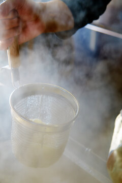 うどんの麺を茹でている工程写真