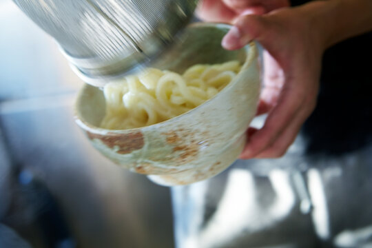 うどんの麺を茹でている工程写真