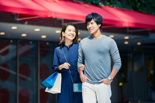 ショッピングしている若い夫婦