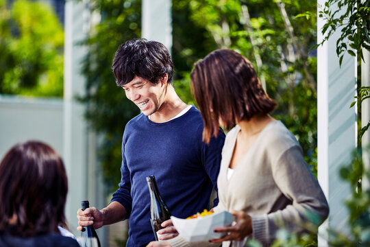 食事や飲み物をサーブする夫婦