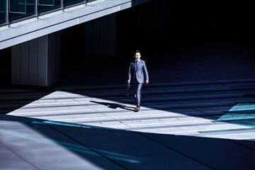 スーツ姿で歩くビジネスマン